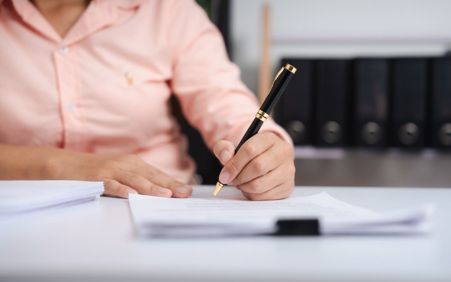Faire une demande d'autorisation de travail en France : étapes, conseils et erreurs à éviter